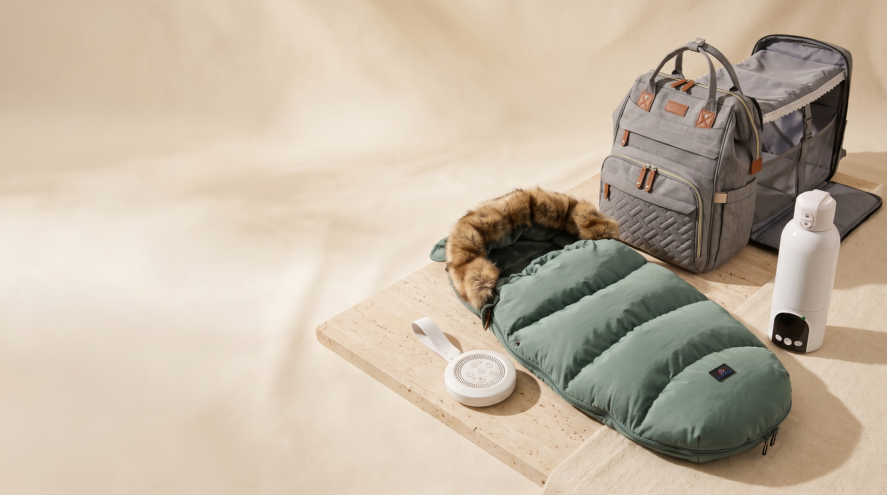Les objets Cocoonette mis en scène sur des socles en travertin