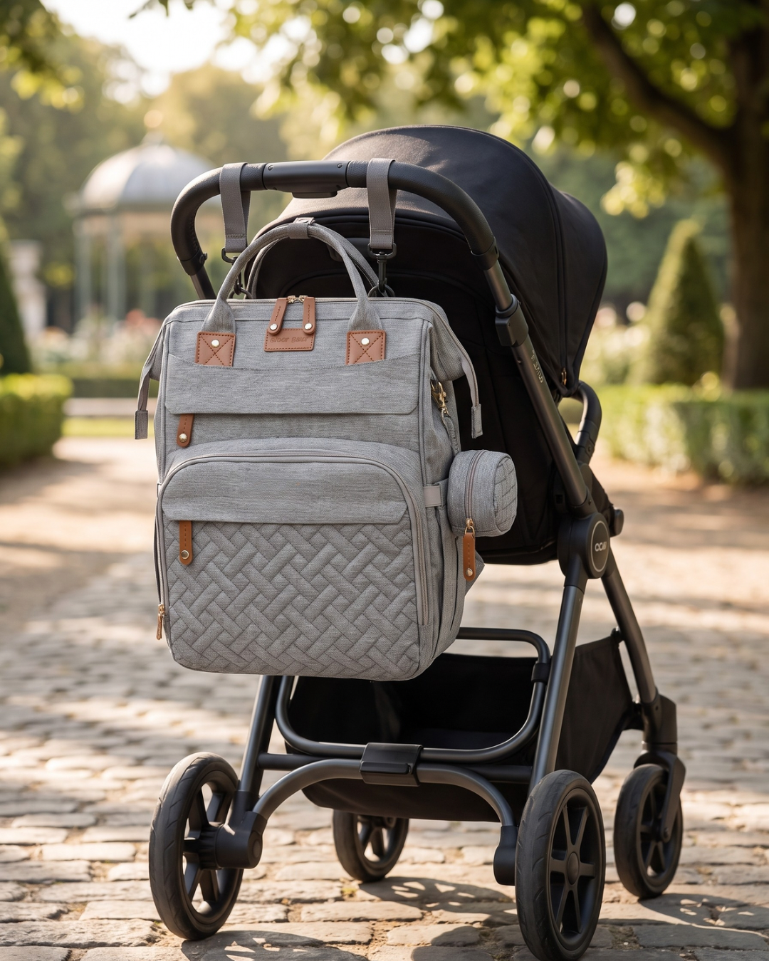Le sac Cocon Mobile+ posé sur un banc, en automne